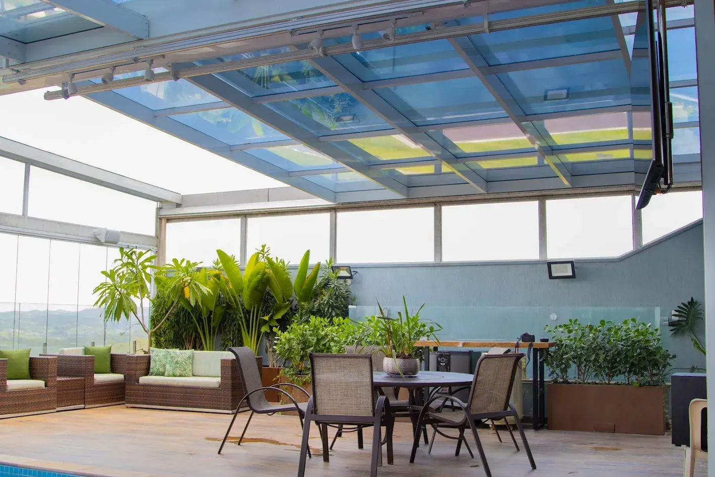 Cobertura de vidro instalada em residência premium em São Paulo