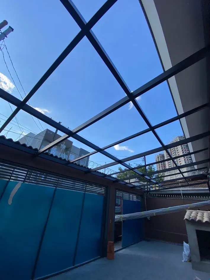 Cobertura de vidro para garagem residencial